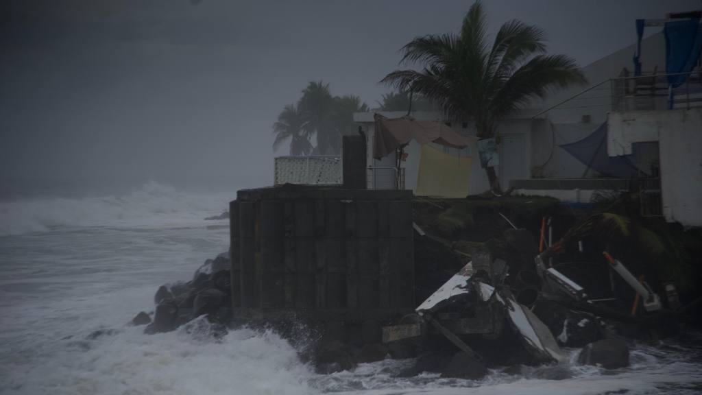 Daños en estructuras y viviendas por oleaje y lluvias en Iztapa, Escuintla. | Omar Solís/Emisoras Unidas