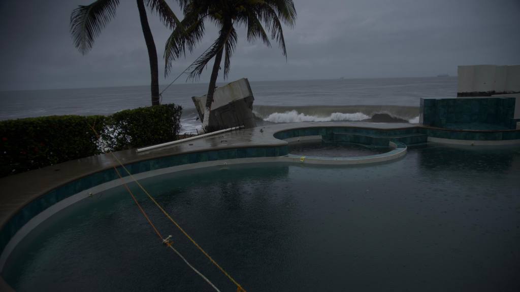 Daños en estructuras y viviendas por oleaje y lluvias en Iztapa, Escuintla. | Omar Solís/Emisoras Unidas