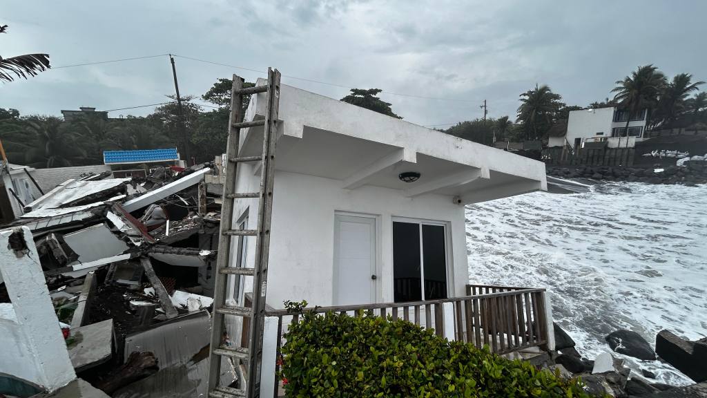 Daños en estructuras y viviendas por oleaje y lluvias en Iztapa, Escuintla. | Omar Solís/Emisoras Unidas