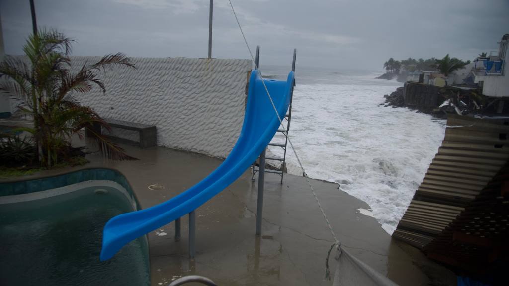 Daños en estructuras y viviendas por oleaje y lluvias en Iztapa, Escuintla. | Omar Solís/Emisoras Unidas