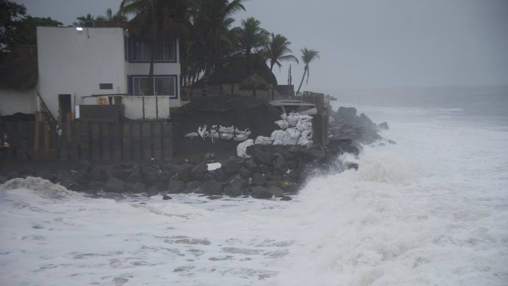 Daños en estructuras y viviendas por oleaje y lluvias en Iztapa, Escuintla. | Omar Solís/Emisoras Unidas