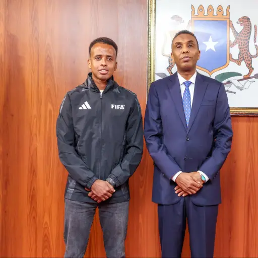 El árbitro Omar Abdulkadir Artan volvió a Somalia después de que EE.UU. le negara la entrada al Mundial por supuesta asociación con terroristas - EFE