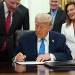 Trump en la Oficina Oval ,EFE