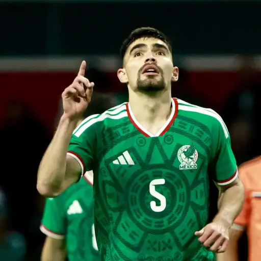 Johan Vásquez de México celebra un gol el pasado 4 de junio, en un partido amistoso entre México y Serbia previo a la Copa Mundial de Fútbol, en el estadio Nemesio Diez en Toluca, México ,EFE