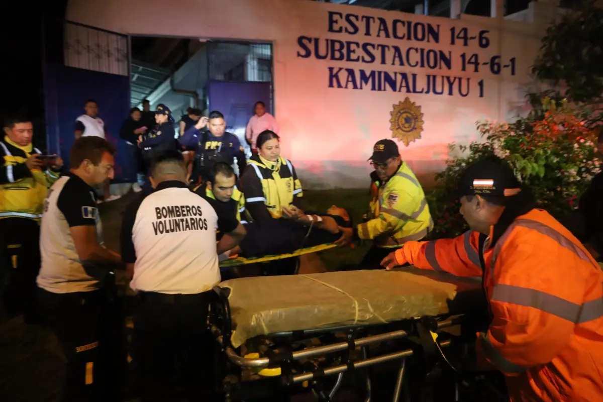 El agente de la PNC herido fue trasladado a un hospital., Bomberos Voluntarios