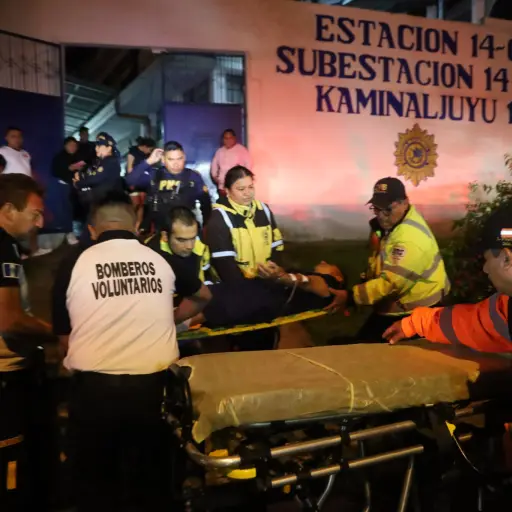 El agente de la PNC herido fue trasladado a un hospital. ,Bomberos Voluntarios