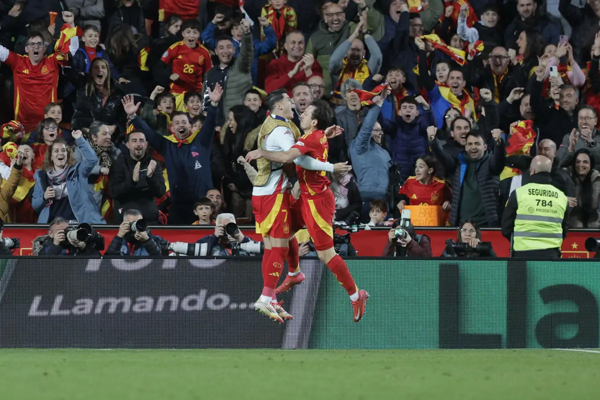 Mikel Oyarzabal y Morata celebran un gol con España., EFE