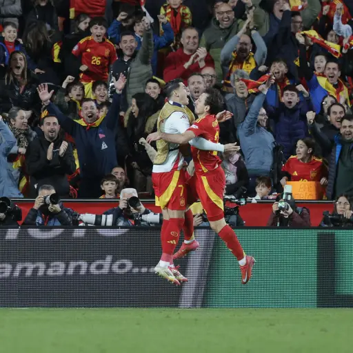 Mikel Oyarzabal y Morata celebran un gol con España. ,EFE