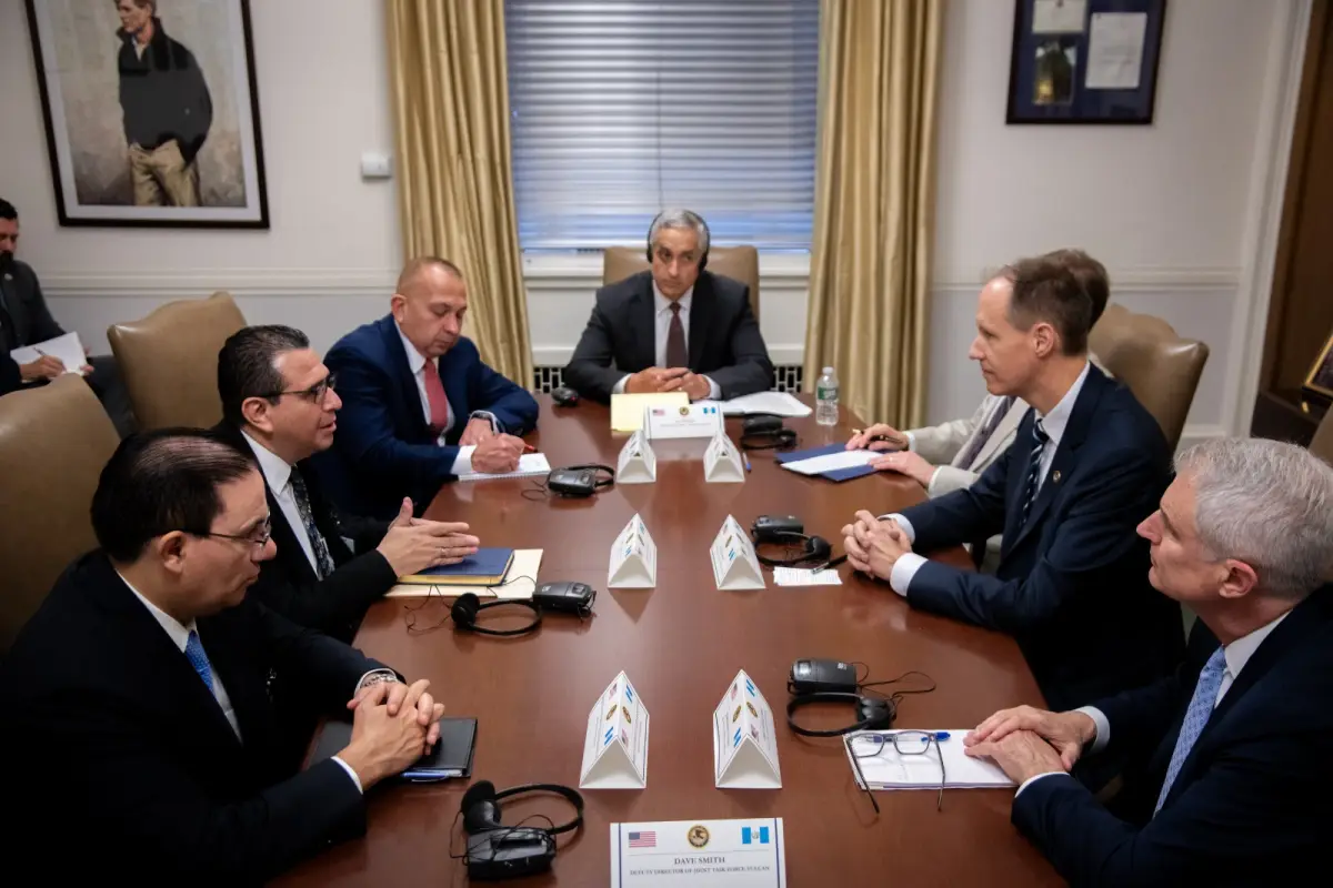 Reunión entre el fiscal general, Gabriel García Luna; y el ministro de Gobernación de Guatemala, Marco Villeda, con delegados del Departamento de Justicia de los Estados Unidos., .