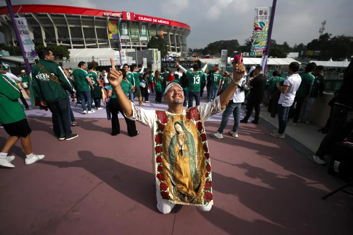 Un aficionado anima previo a la inauguración del Mundial de la FIFA 2026 este jueves, en el estadio de Ciudad de México., EFE