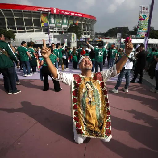 Un aficionado anima previo a la inauguración del Mundial de la FIFA 2026 este jueves, en el estadio de Ciudad de México. ,EFE