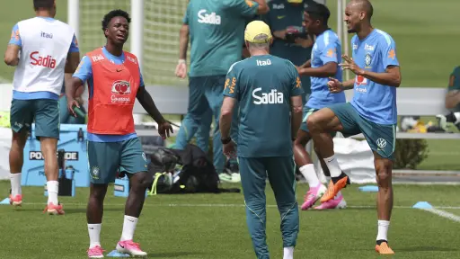 Brasil se ejercita entre bromas y juegos; Neymar continúa en el gimnasio