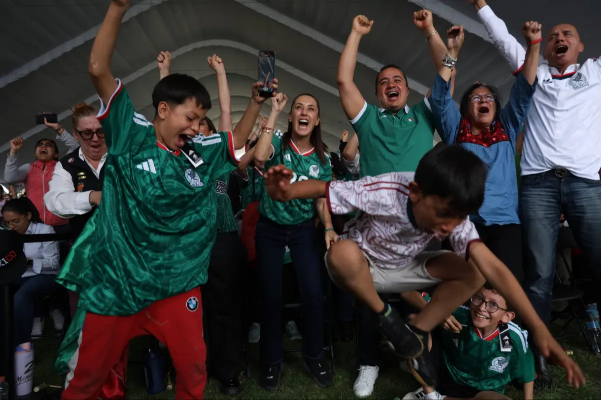 La presidenta de México Claudia Sheibaum celebrando triunfo del "Tri"