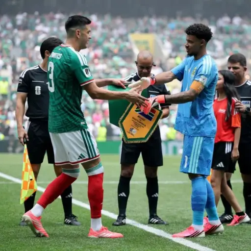 Ronwen Williams, el capitán que evitó una goleada mayor en el estreno mundialista de Sudáfrica. ,Selección de Sudáfrica