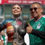 Mundial 2026: aficionada mexicana deleita con increíble body paint en el Estadio Aztecat