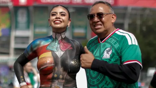 Mundial 2026: aficionada mexicana deleita con increíble body paint en el Estadio Azteca