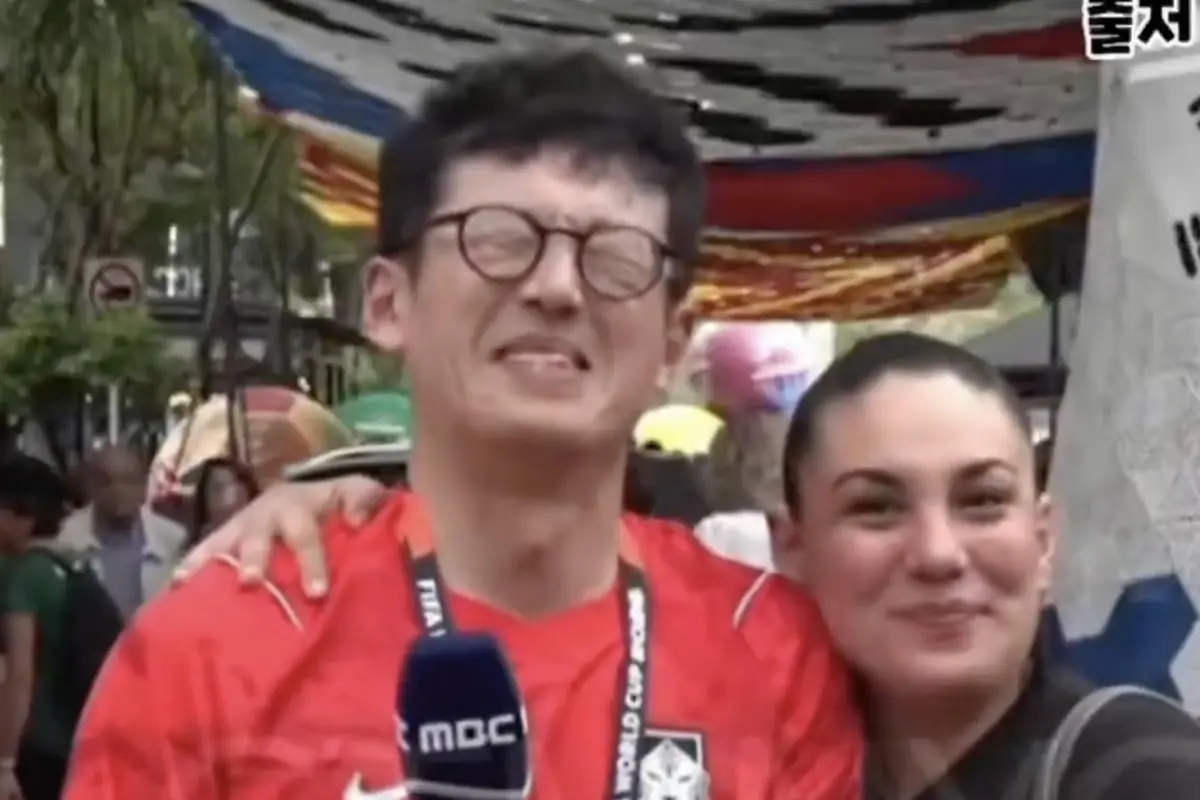 Fan mexicana sorprende a periodista extranjero en vivo., Captura de pantalla video de X.