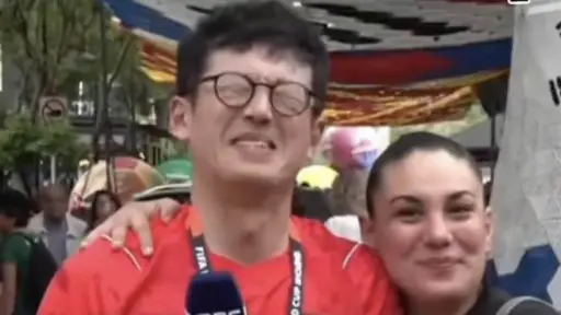 VIDEO: aficionada mexicana irrumpe transmisión y besa a reportero surcoreano