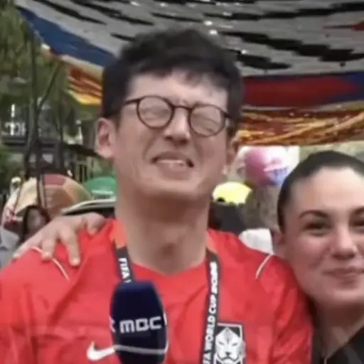 Fan mexicana sorprende a periodista extranjero en vivo. ,Captura de pantalla video de X.