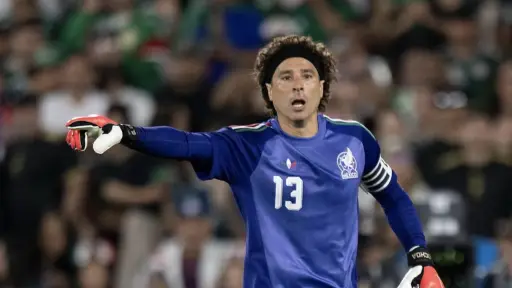 El récord mundialista que logró Memo Ochoa antes que Messi y Cristiano