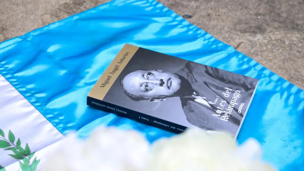 Un arreglo floral, libros y la bandera de Guatemala en la tumba del del Premio Nobel de Literatura, Miguel Ángel Asturias, en Francia. ,Gobierno de Guatemala