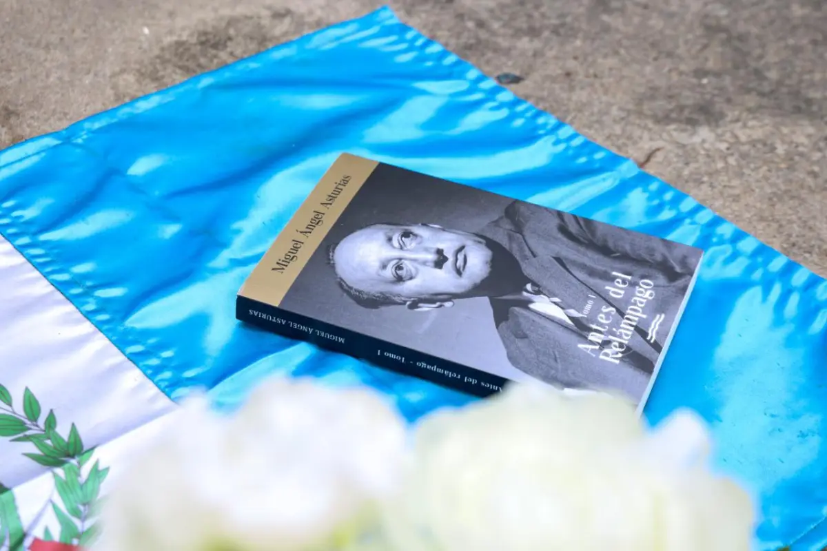 Un arreglo floral, libros y la bandera de Guatemala en la tumba del del Premio Nobel de Literatura, Miguel Ángel Asturias, en Francia., Gobierno de Guatemala