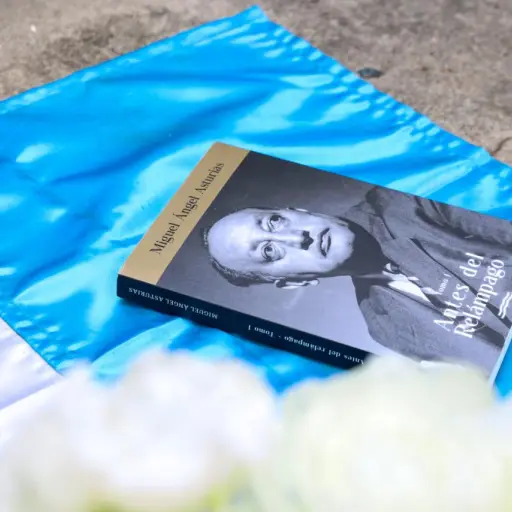 Un arreglo floral, libros y la bandera de Guatemala en la tumba del del Premio Nobel de Literatura, Miguel Ángel Asturias, en Francia. ,Gobierno de Guatemala