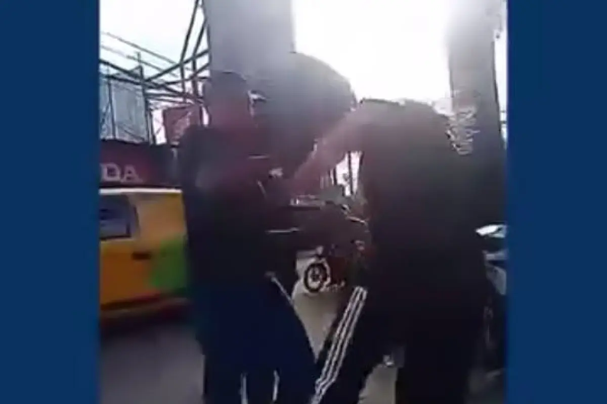 Motorista golpea a mujer tras accidente en calzada San Juan, Captura de video