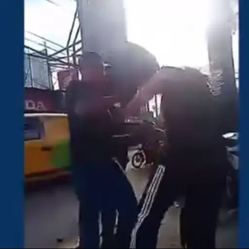 Motorista golpea a mujer tras accidente en calzada San Juan ,Captura de video