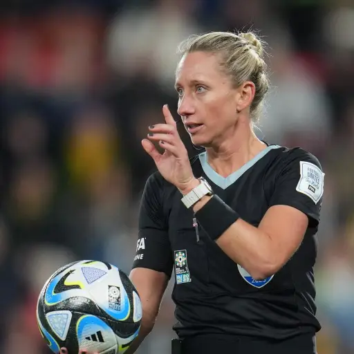 En 2019, convertida en madre de tres niñas, Tori Penso, decidió hacer de su afición una profesión. ,FIFA