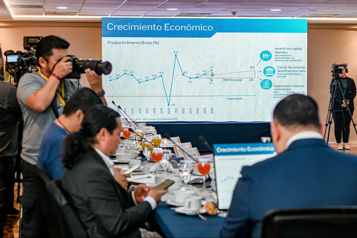 Autoridades del Banco de Guatemala (Banguat) durante la conferencia de prensa para abordar el crecimiento económico del país., Banguat