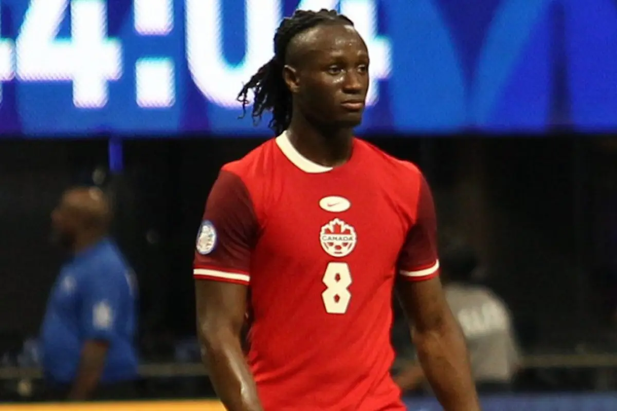 Madibo fue expulsado tras la dura falta que lesionó a Ismael Koné., EFE.
