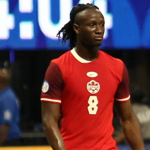 Madibo fue expulsado tras la dura falta que lesionó a Ismael Koné. ,EFE.