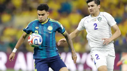 Khusanov, de Uzbekistán, le regaló una camiseta al camarógrafo que arrolló durante el juego contra Colombia 