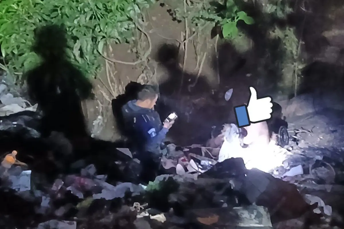 El personal de la PNC y los cuerpos de socorro acudieron al lugar donde dos hombres fueron vapuleados en Chinautla., Bomberos Municipales de Chinautla.