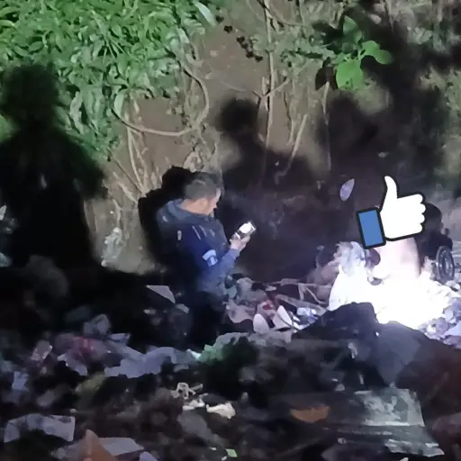 El personal de la PNC y los cuerpos de socorro acudieron al lugar donde dos hombres fueron vapuleados en Chinautla. ,Bomberos Municipales de Chinautla.