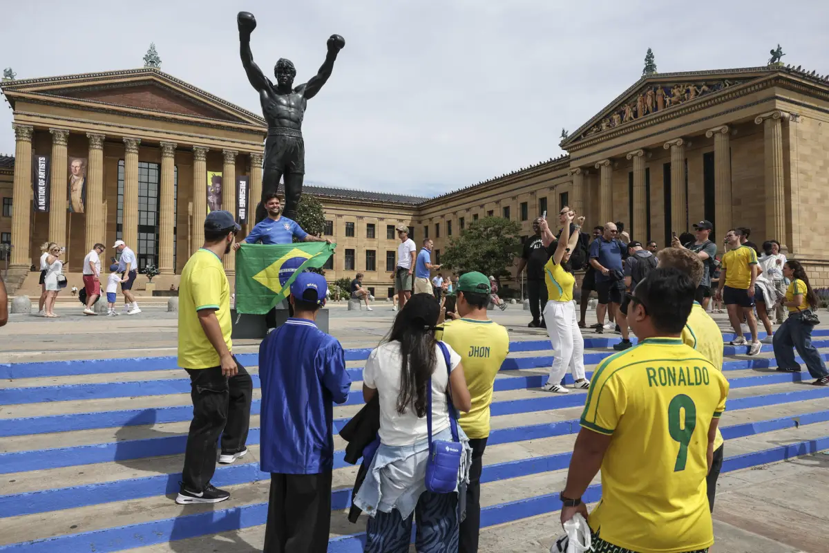 Las aficiones de Brasil y Haití se reunieron en la icónica estatua de Rocky Balboa en Filadelfia., EFE