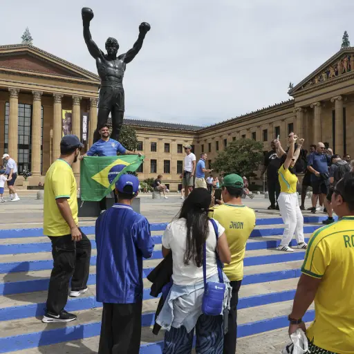 Las aficiones de Brasil y Haití se reunieron en la icónica estatua de Rocky Balboa en Filadelfia. ,EFE