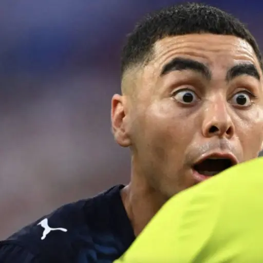 Miguel Almirón hace historia con la primera expulsión por la llamada Ley Vinicius en el Mundial 2026. ,Redes sociales. 