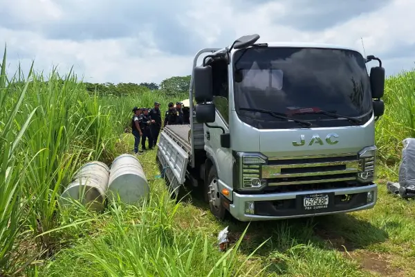 Localizan 72 kilos de cocaína en camión abandonado en Retalhuleu