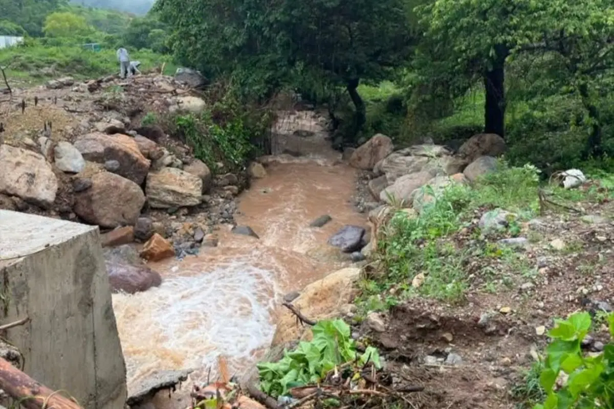 El río del cantón Tecuaco, Santa Rosa, creció a causa de las lluvias en el lugar., Bomberos Municipales Departamentales.