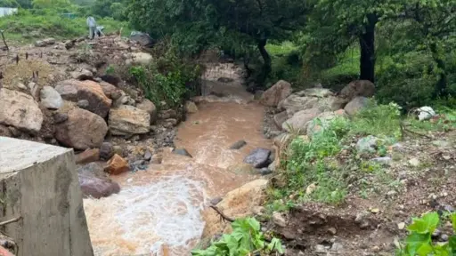 Reportan tres desaparecidos tras crecida de río en Tecuaco, Santa Rosa