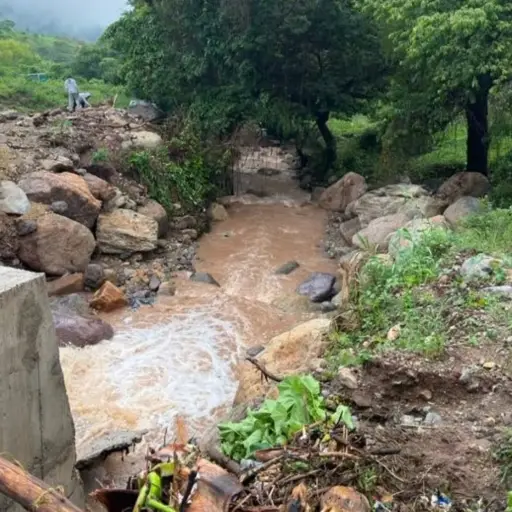 El río del cantón Tecuaco, Santa Rosa, creció a causa de las lluvias en el lugar. ,Bomberos Municipales Departamentales. 