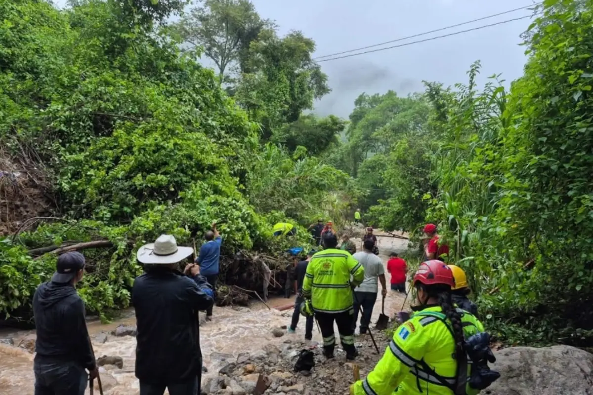 Cuerpos de rescate, vecinos y familiares buscan a los integrantes de la familia afectada por el río., Bomberos Municipales Departamentales. 