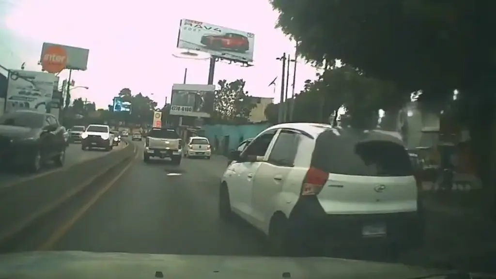 Cuando el video comienza, se muestran maniobras poco cuidadosas en la vía. ,Captura de pantalla.