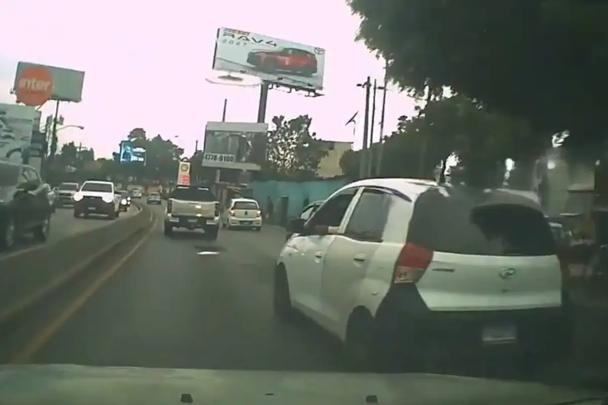Cuando el video comienza, se muestran maniobras poco cuidadosas en la vía., Captura de pantalla.