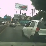 Cuando el video comienza, se muestran maniobras poco cuidadosas en la vía. ,Captura de pantalla.