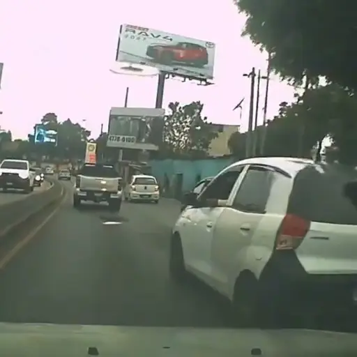 Cuando el video comienza, se muestran maniobras poco cuidadosas en la vía. ,Captura de pantalla.