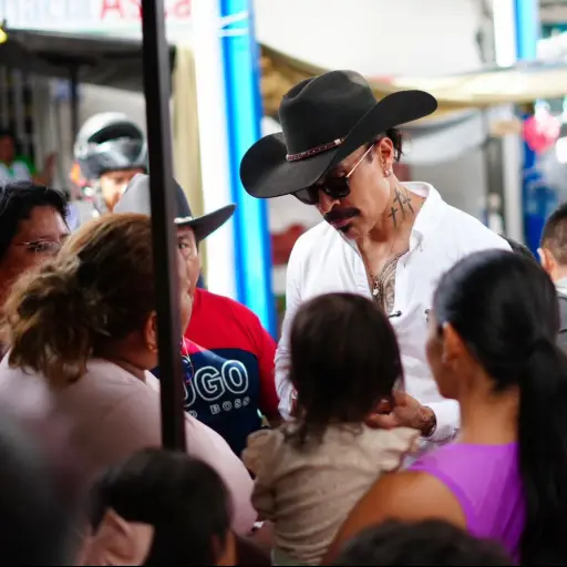 El alalde de Mixco, Netro Bran (de sombrero), durante una actividad con pobladores de su municipio. ,Redes sociales.