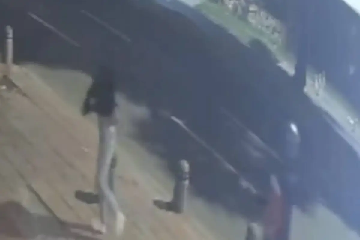 Motoladrón dispara a mujer. , Captura de pantalla video de X.